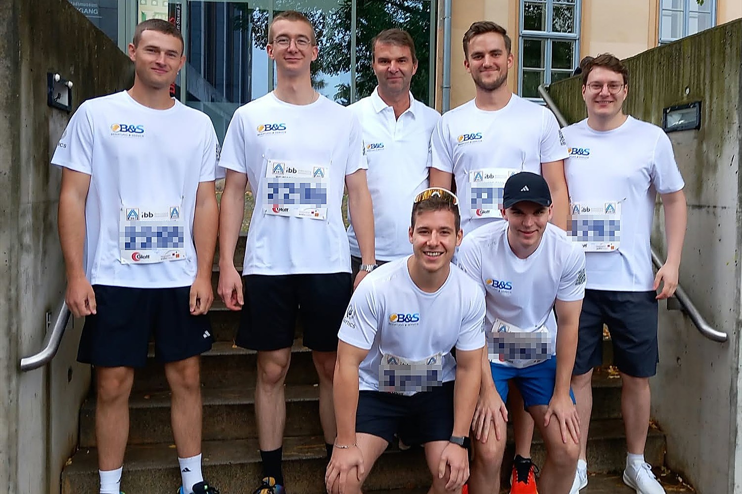 Läuferinnen und Läufer beim Weimarlauf 2026, unterstützt von B&S
